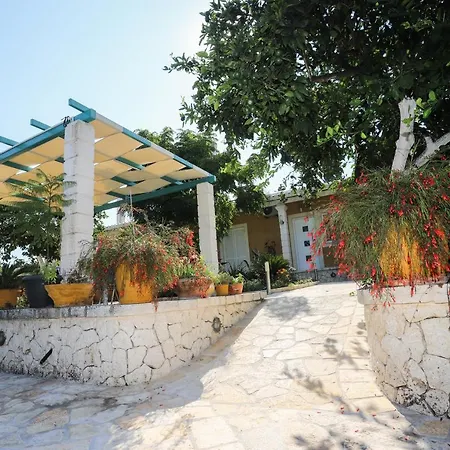 Iris Near Corfu Town Apartment *